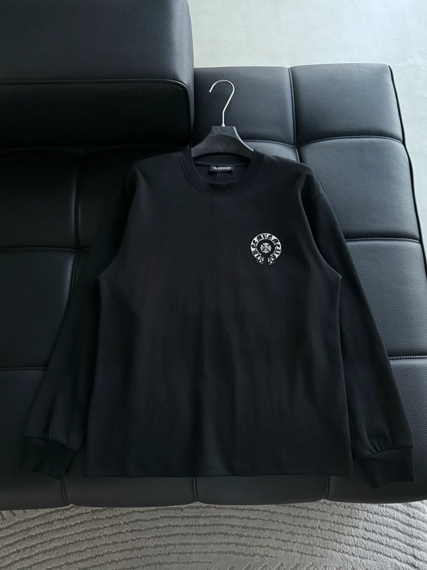 P400 ChromeHearts Chrome Heart Round Neck Long Sleeve The pursuit of quality absolutely guarantees quality! Using double-sided cotton fabric, the texture is clearly visible, the texture is soft, delicate and smooth, and the customized three-dimensional embroidery and leather patchwork technology is full of drape! The workmanship is fine and the shoulder lines are smooth. All imported chain machines are used to make the shoulder rolling strips. It has a certain thickness and is not made of cheap material but has a shiny feel that is comfortable and not tight on the upper body. It is the most avant-garde street item that can be easily matched by both men and women!  Color: black white Size: m-3xl Style number: 3576